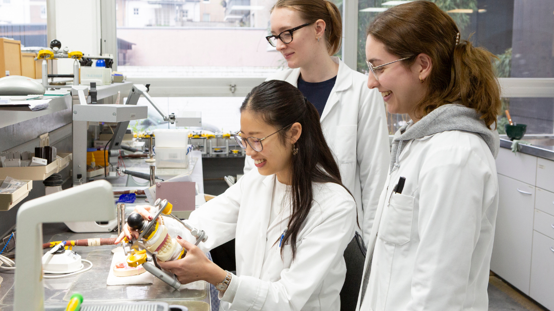 Natalie, Ida und Yuka: Zahntechnikerinnen in Ausbildung © Sonja Hoffmann